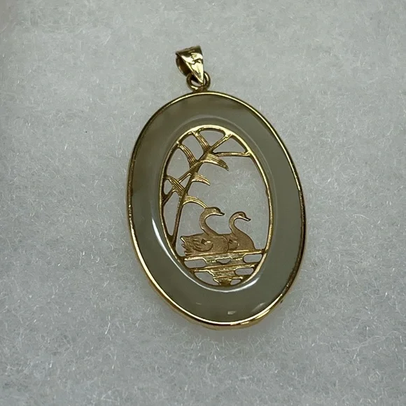 Vtg 14K Yellow Gold Jade Swan Pendant Asian Landscape Bamboo Openwork Oval 3.2g - Picture 7 of 10